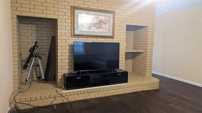 Building Photo - 6130 S Pinesap Dr
