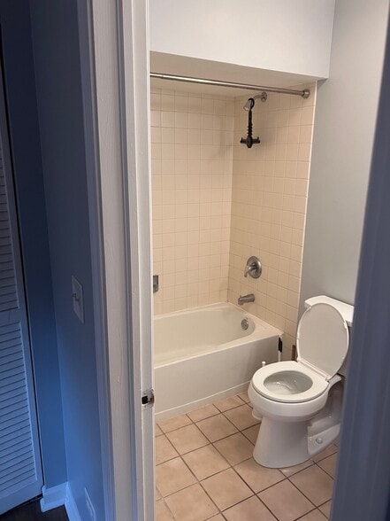 Building Photo - 7256 N Rogers Ave