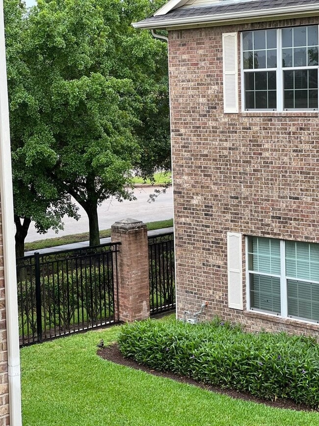 Building Photo - 2865 Westhollow Dr