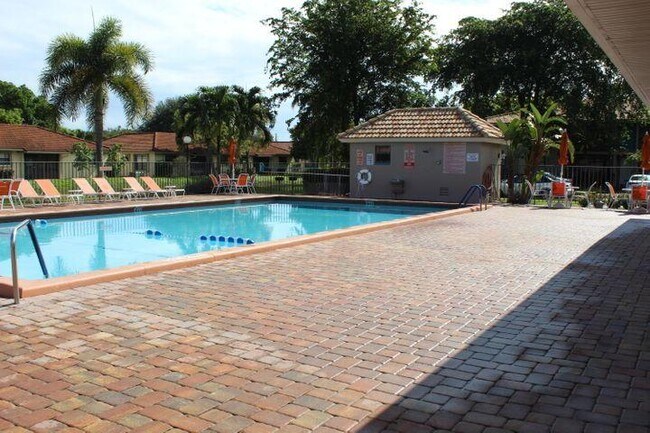 Building Photo - 9840 Pineapple Tree Dr