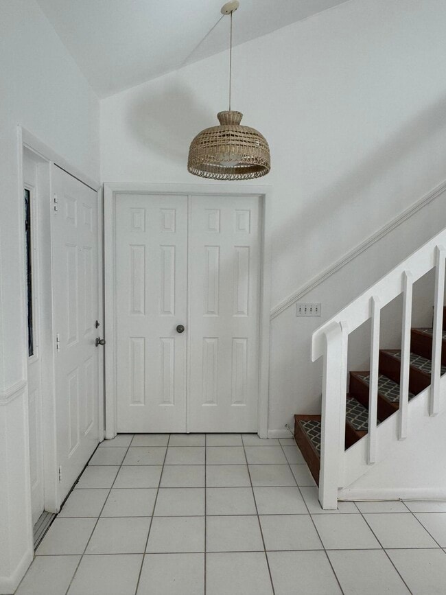 Building Photo - 429 N Cypress Dr