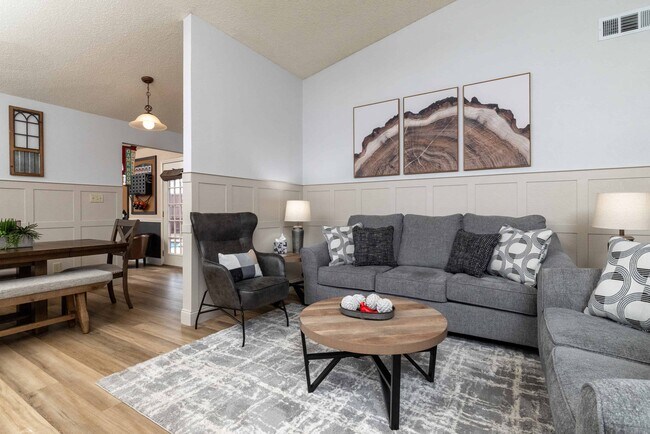 Building Photo - 8467 Willow Creek Dr