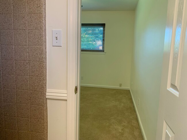 Building Photo - 3 bedroom 2 bath home with HUGE yard in Orangevale