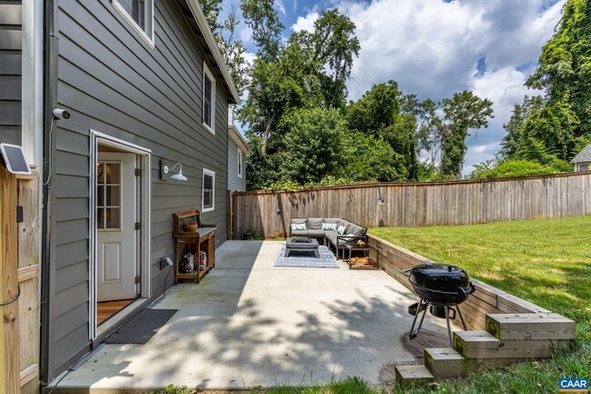 Building Photo - 903 Charlton Ave