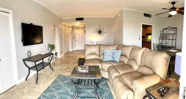 Building Photo - 825 Bayshore Dr