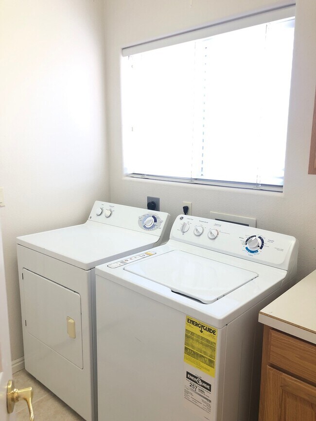 Building Photo - 3 bed 2 bath home for rent in Hurricane