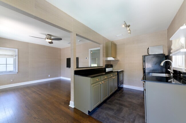 Building Photo - 123 N Palmway