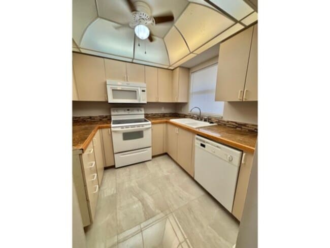 Building Photo - 2 Bedroom 2 Bath Apartments! Multiple Unit...