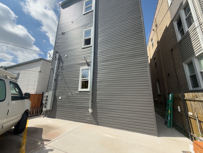 Building Photo - 1015 N Lawndale Ave