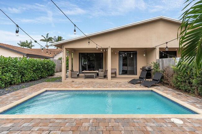 Building Photo - 826 SW 14th Ct