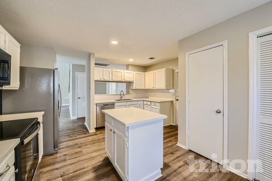 Building Photo - 6305 Meadowglen Dr