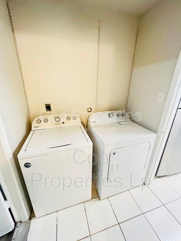 Building Photo - 6319 Waddesdon Wood