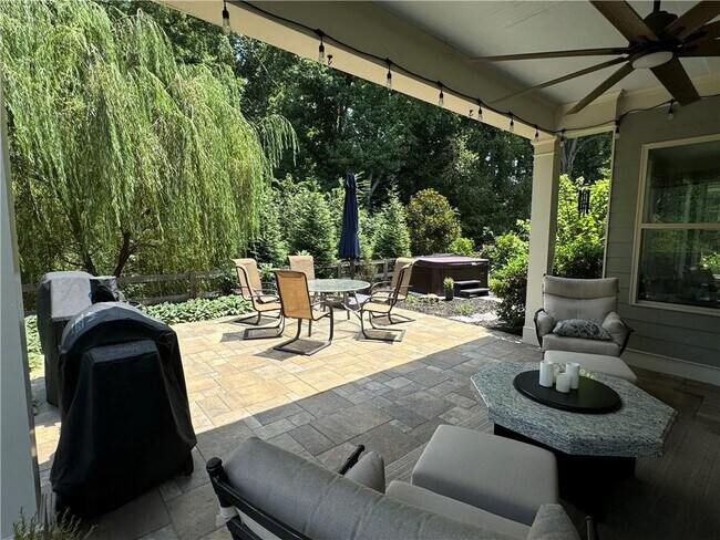 Building Photo - 512 Edgewater Dr