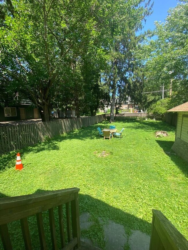 Building Photo - $2,500 | 3 Bedroom, 1.5 Bathroom House | N...