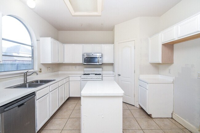 Building Photo - 5214 Mountain Forest Dr