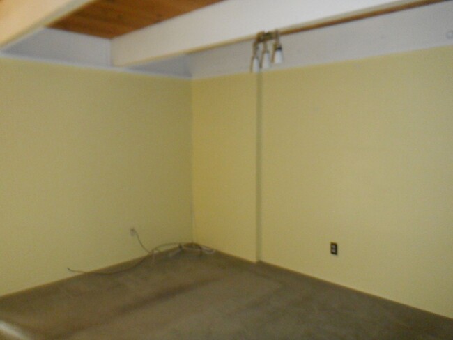 Building Photo - Great 2 bedroom with indoor HOT TUB!