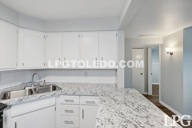 Building Photo - 3145 Sherbrooke Rd