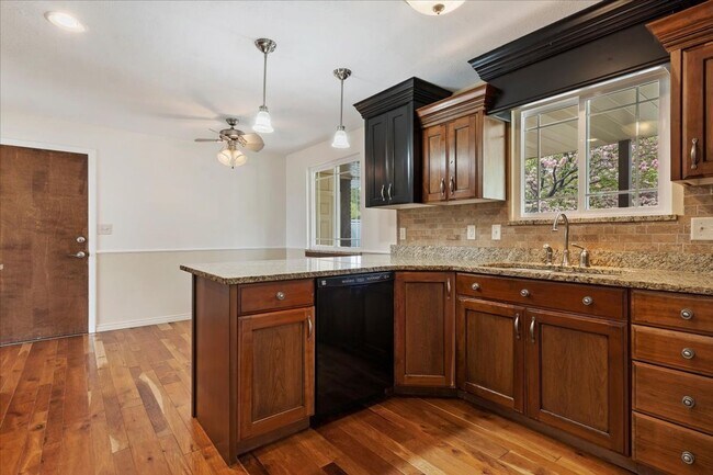 Building Photo - Perfect Family Home! 5 Beds, 3 Baths in Pl...