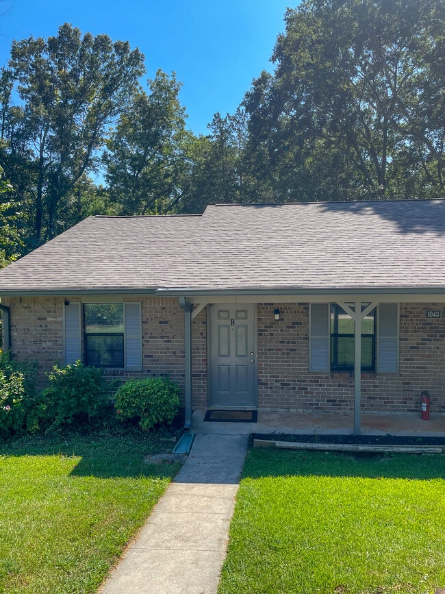 Building Photo - 1043 Chestnut Oak Ct NE