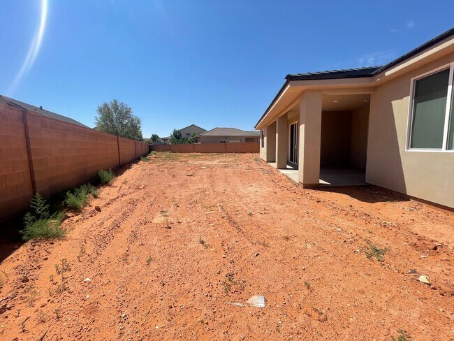 Building Photo - PET FRIENDLY!!! 4 Bedroom Home next to SAND HOLLOW STATE PARK!!