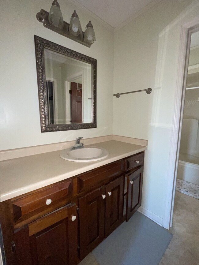 Building Photo - 3 Bedroom 2 Bathroom