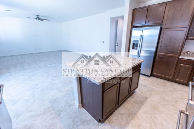 Building Photo - 14231 W El Cortez Pl