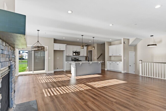 Building Photo - Stunning Single Family in Mechanicsburg