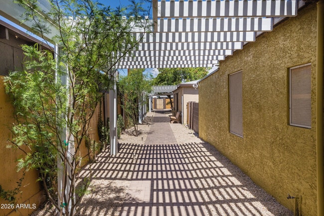 Building Photo - 1646 E Indianola Ave