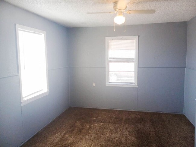 Building Photo - Handyman Special $0 First Month's Rent / “You fix, you SAVE BIG!!” Contact Diane for details: 806...