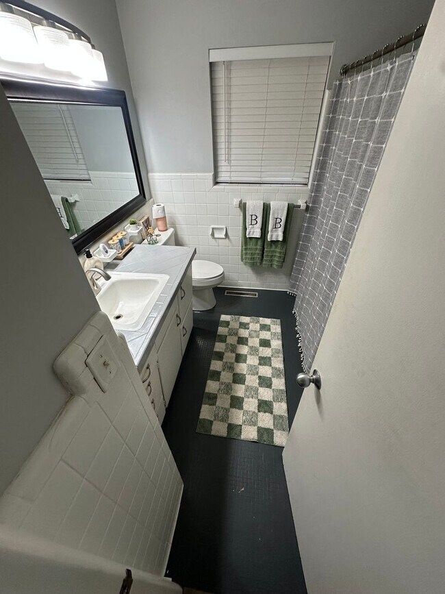 Building Photo - Brentwood - 3 bedroom, 1.5 bathroom, 1 car...