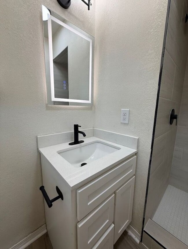 Building Photo - 5 Bedroom 2 Bath Available!!