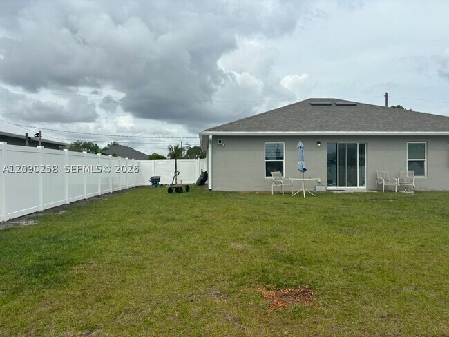 Building Photo - 830 SW Durham Terrace
