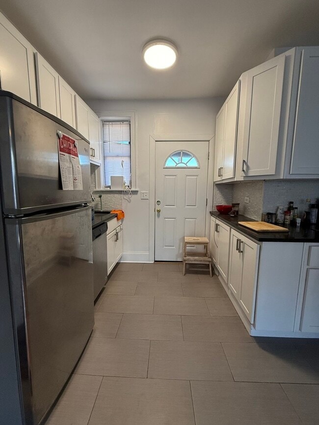 Building Photo - 627 W Roscoe St