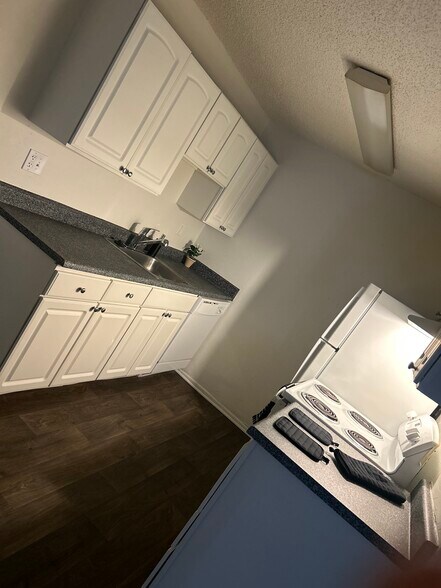 Building Photo - Greentree Village