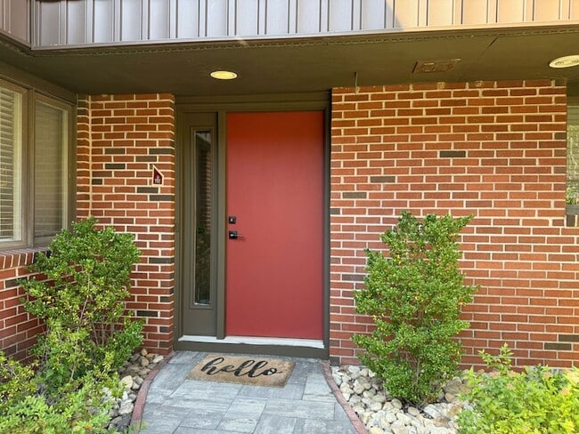 Primary Photo - 116 Montoya Dr