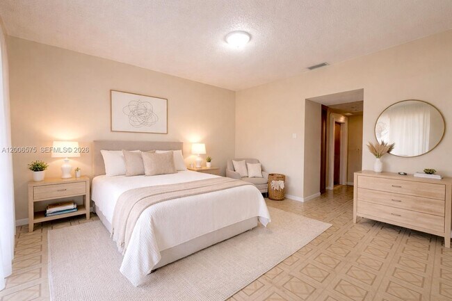 Building Photo - 8870 Fontainebleau Blvd