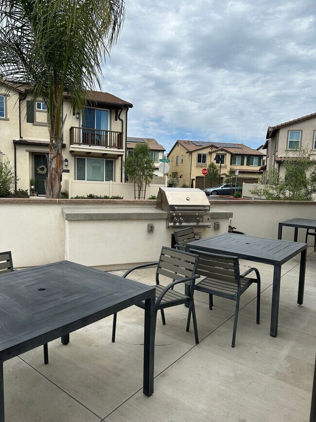 Building Photo - 2 Bed/2.5 Bath, South Temecula Townhome
