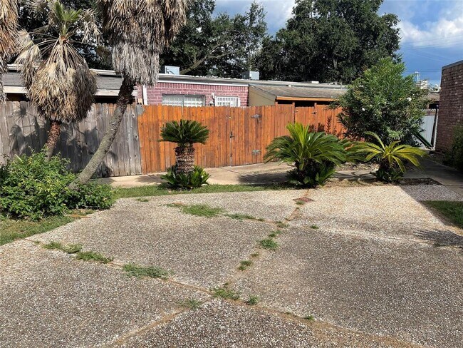 Building Photo - 1405 Shadowdale Dr