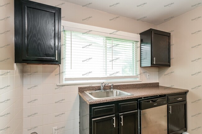 Building Photo - 18 Brightwell Ct