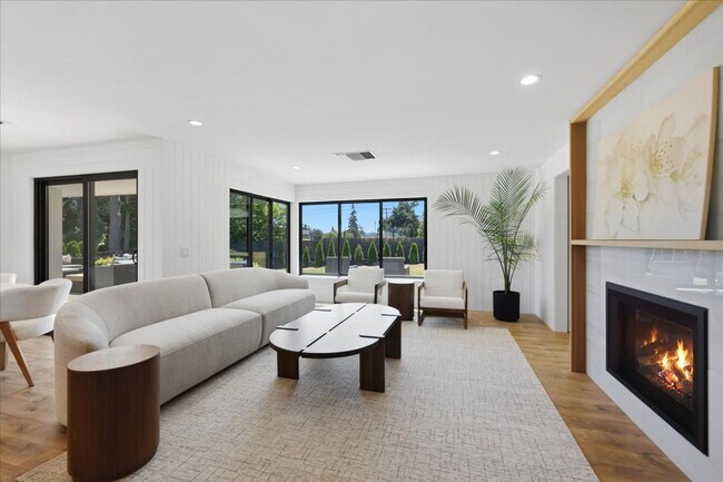 Building Photo - 3Bd/2Ba Bellevue Home