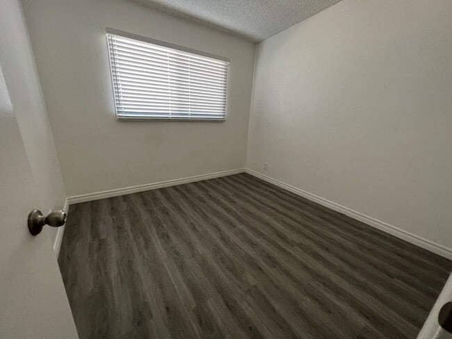 Building Photo - 4BD/2BA In La Mirage. Nice Backyard!