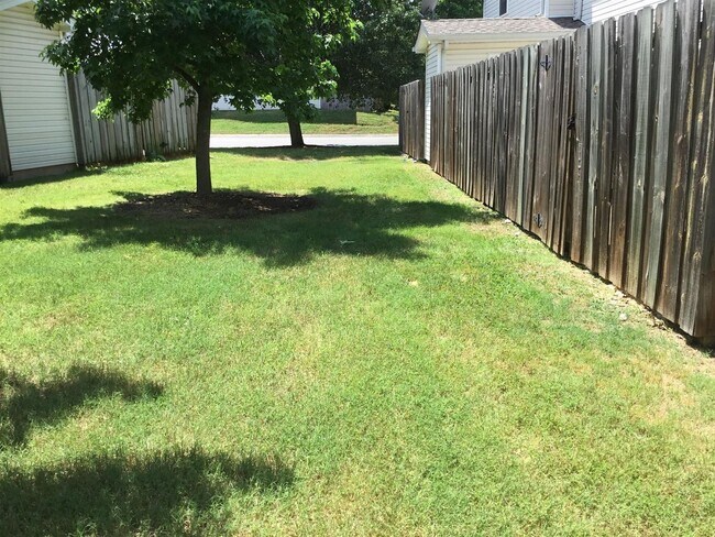 Building Photo - Townhome for rent five minutes from I-24