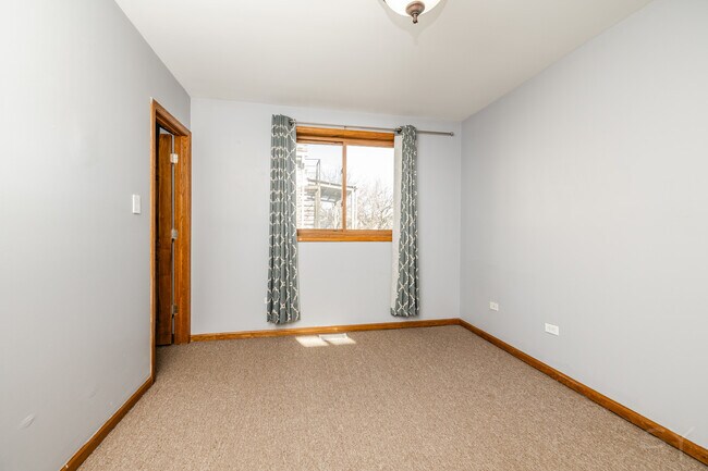 Building Photo - 807 S Claremont Ave