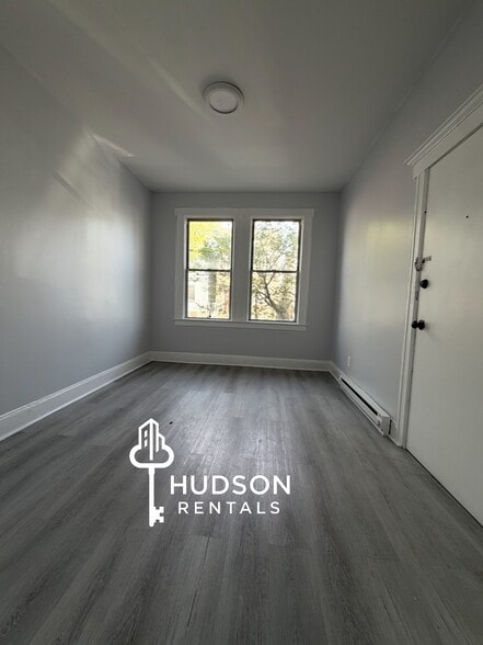 34 Clerk St 1R - 32 Clerk St