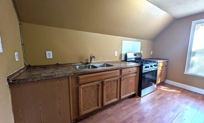 Building Photo - 204 W Larch Ave