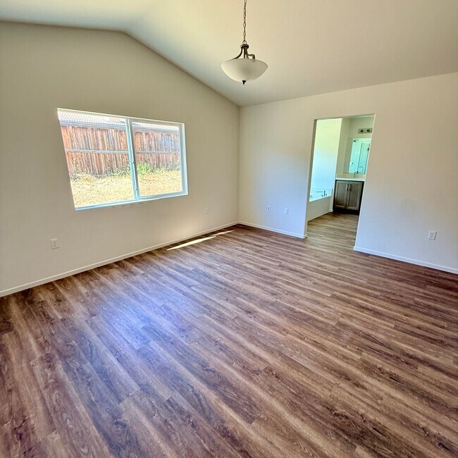 Building Photo - BRAND NEW 4 BEDROOM ADELANTO HOME