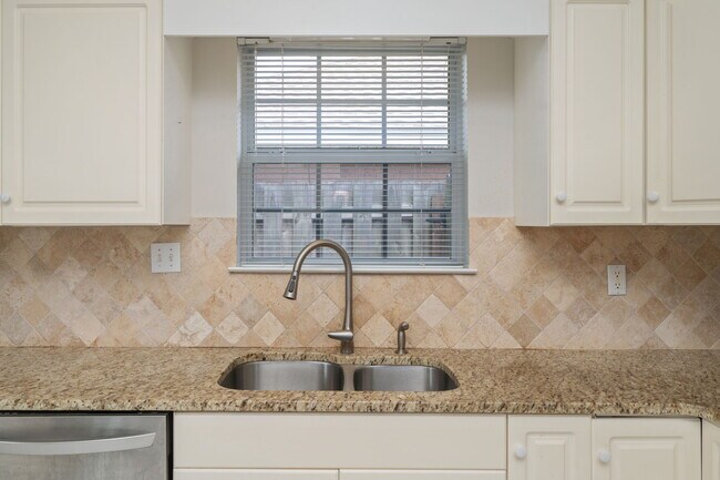 Building Photo - 107 Bay Tree Dr