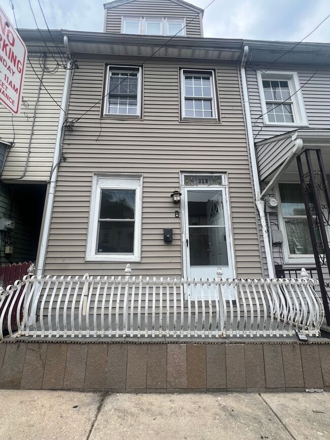Building Photo - Spacious 3 Bedroom House Available Now!