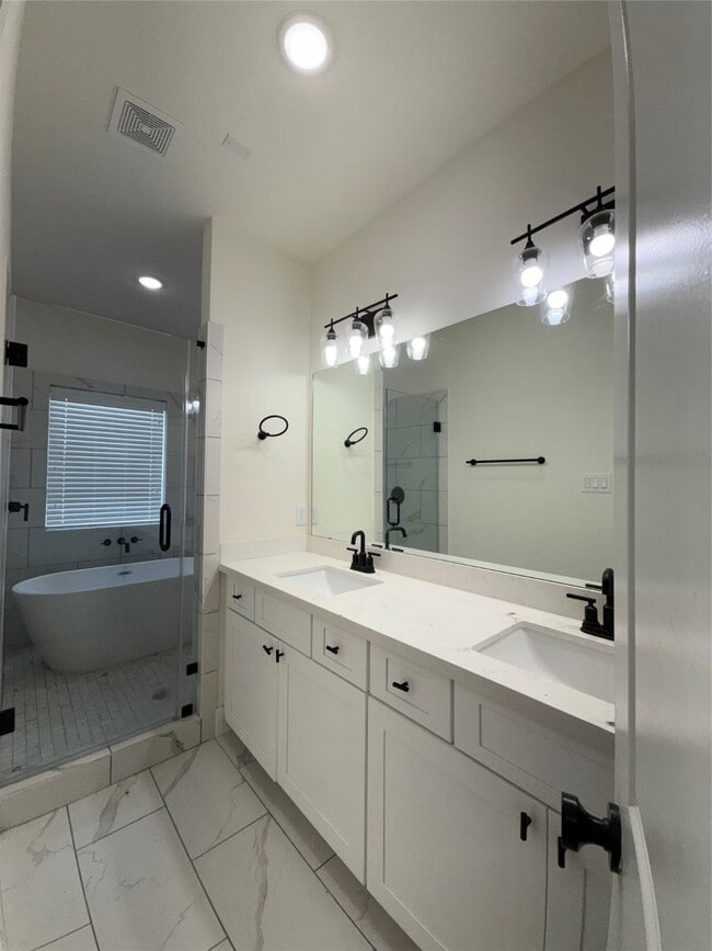 Building Photo - 803 Martin St