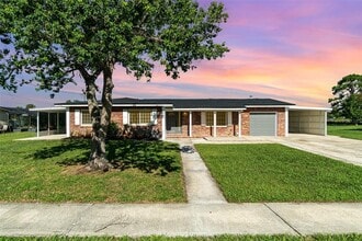 Building Photo - 1216 W Wellington Dr